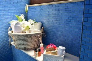 Shower, free toiletries, hair dryer, bidet - De Curtis Palace (Catania)