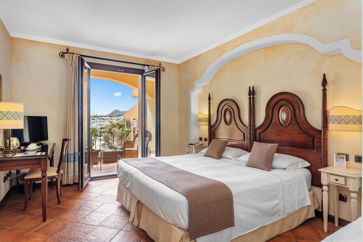 Double Superior , SeaView | 1 bedroom, minibar, in-room safe, individually decorated