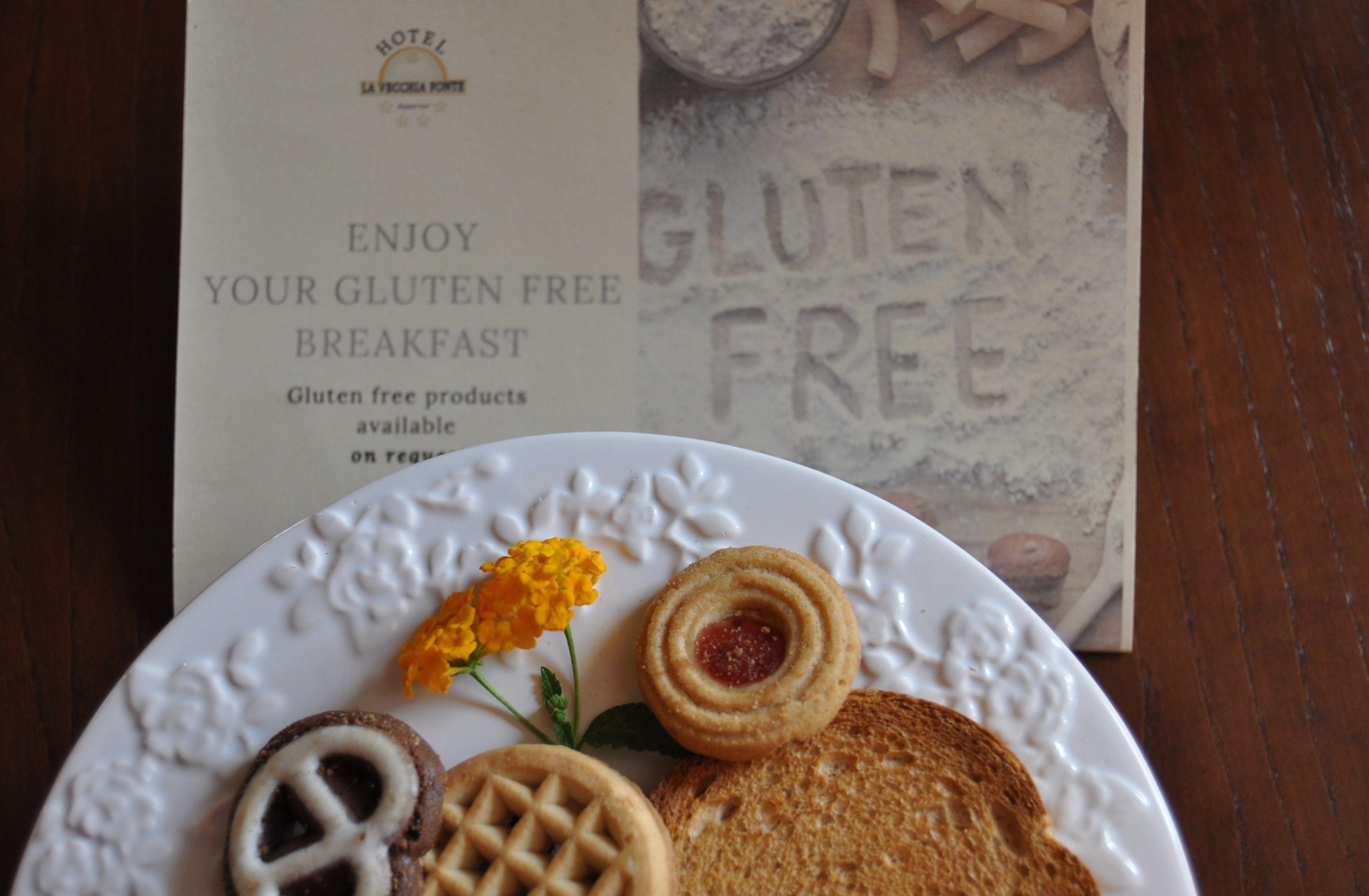 Une assiette contenant des aliments sans gluten pour le petit-déjeuner, ainsi qu’un menu indiquant clairement les options sans gluten.