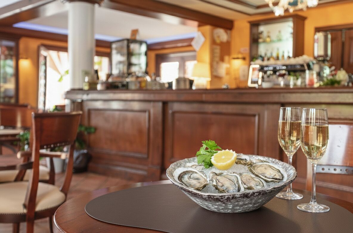 Sert le petit déjeuner, le déjeuner et l'apéritif