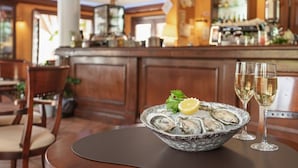 朝食、ブランチ、ハッピーアワー (サービス タイム)に営業