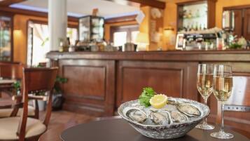 Sert le petit déjeuner, le déjeuner et l'apéritif