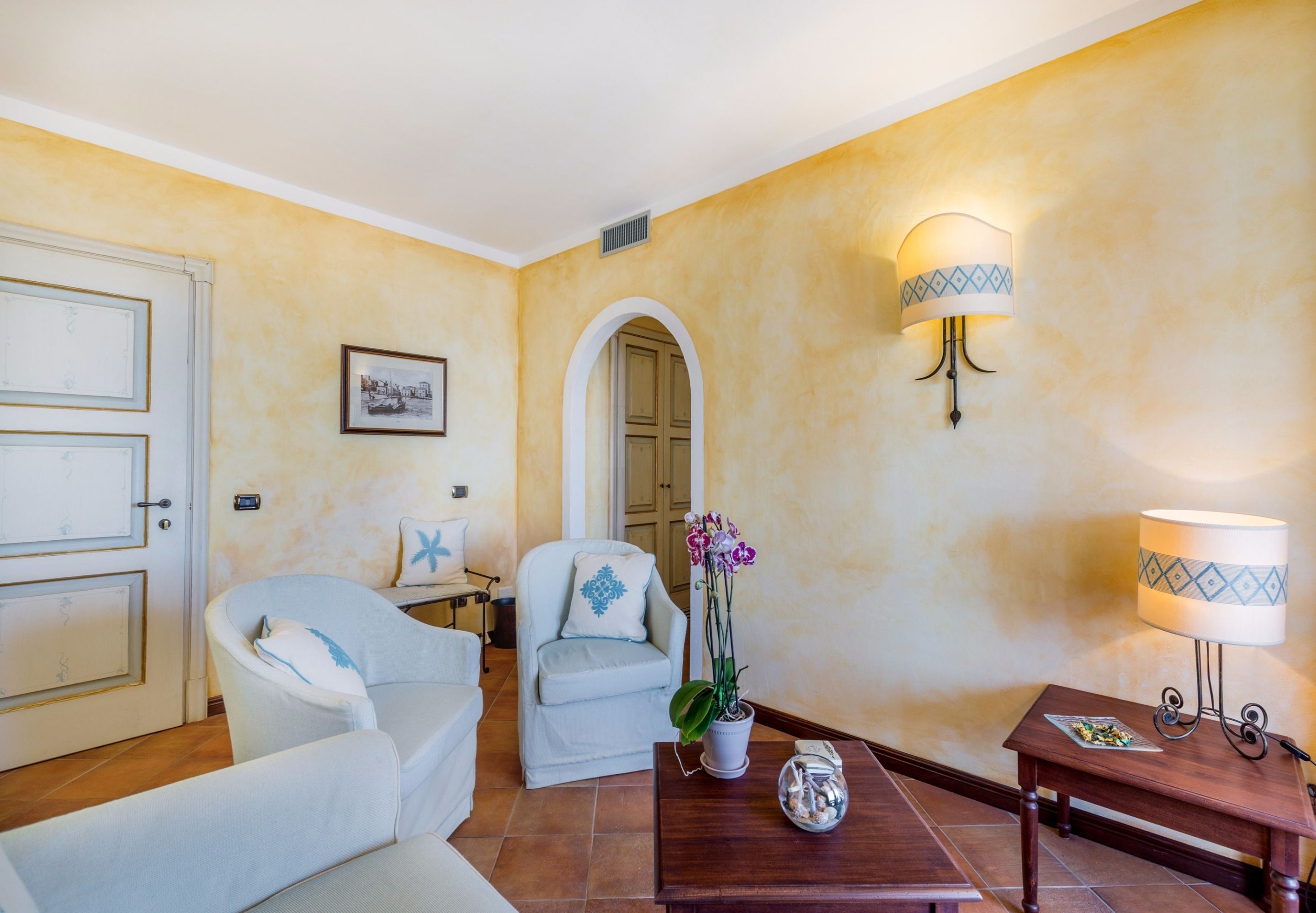 deluxe suite, 1 bedroom, bathtub, harbour view | 1 bedroom, minibar, in-room safe, individually decorated