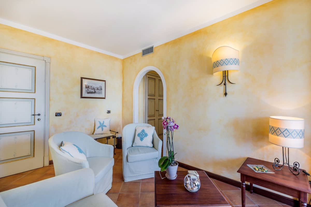 deluxe suite, 1 bedroom, bathtub, harbour view | 1 bedroom, minibar, in-room safe, individually decorated