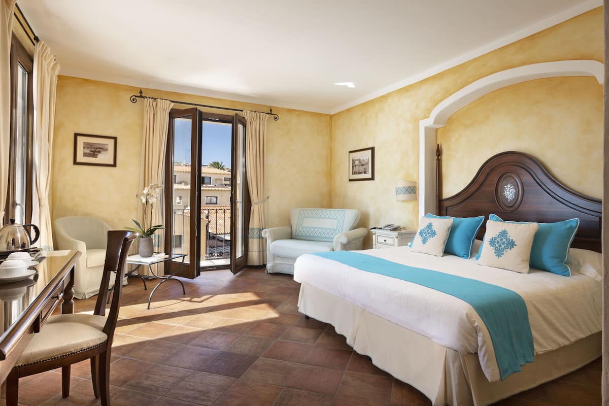 Junior Suite, 1 Double Bed, Harbor View, Oceanfront | 1 bedroom, minibar, in-room safe, individually decorated