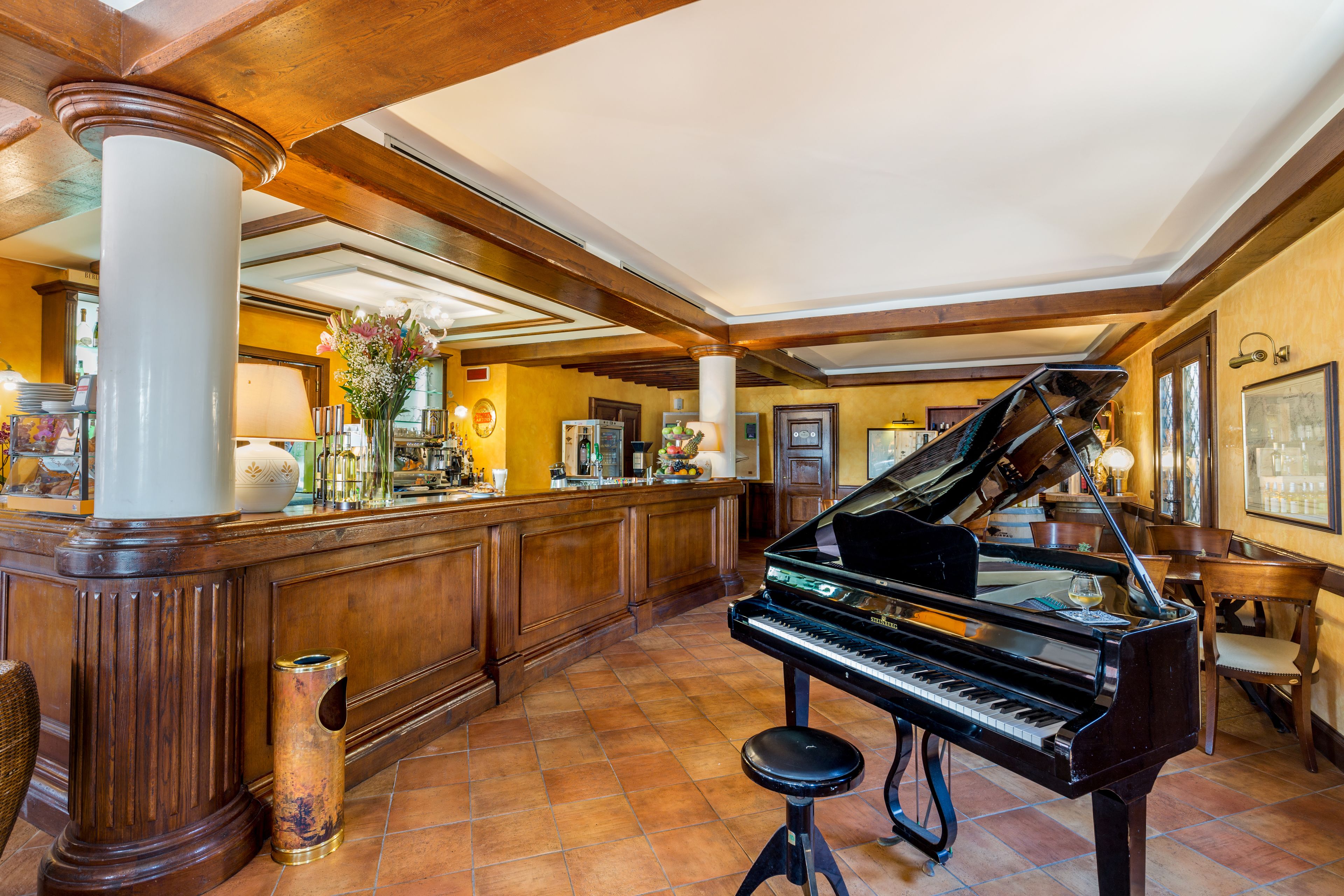 serves breakfast, lunch and happy hour