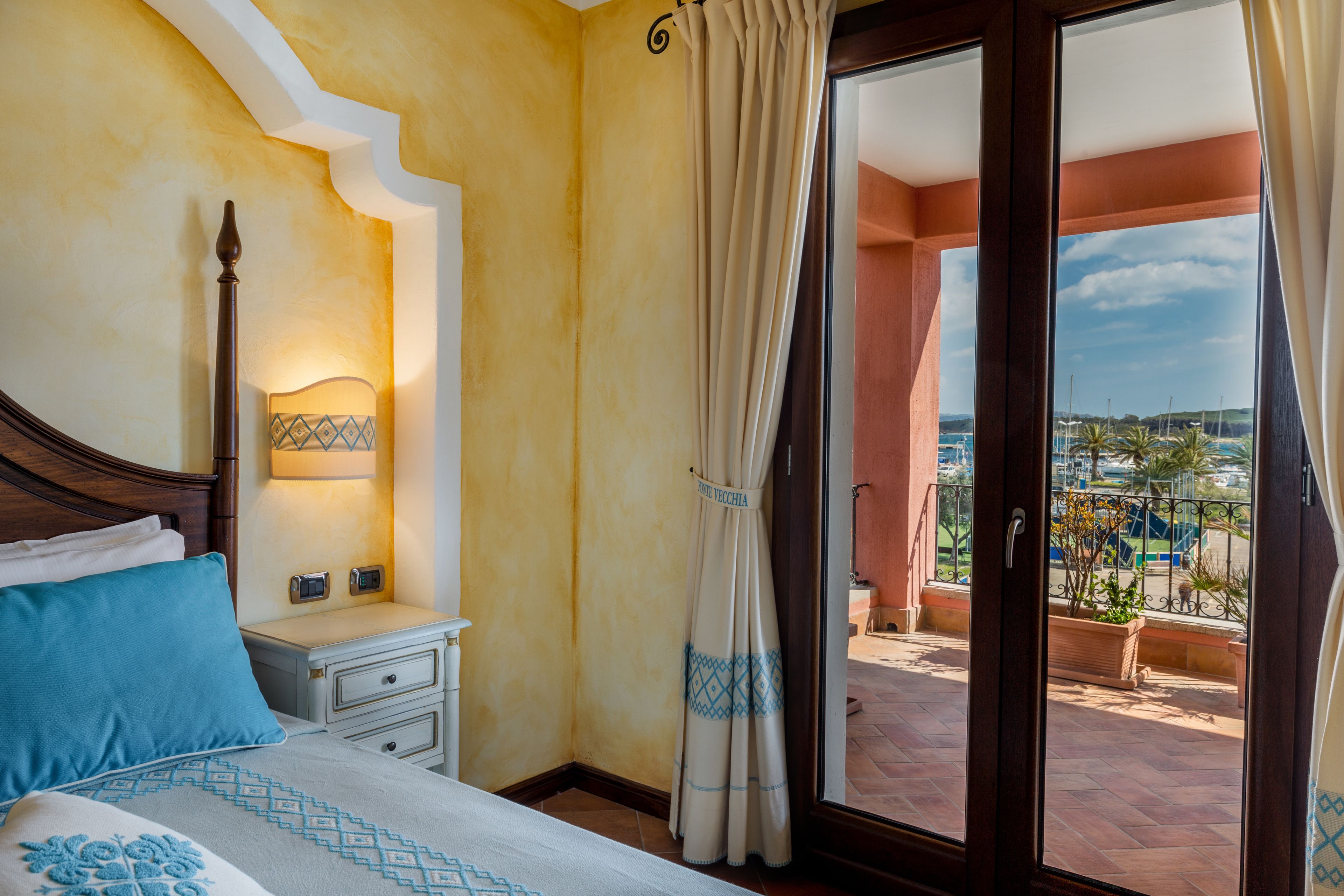 royal suite, 1 bedroom, jetted tub, sea view | 1 bedroom, minibar, in-room safe, individually decorated