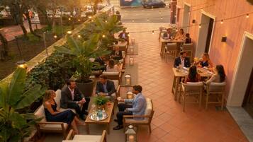 Sert le petit déjeuner, le déjeuner et l'apéritif