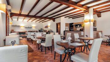 Petit déjeuner complet compris tous les jours