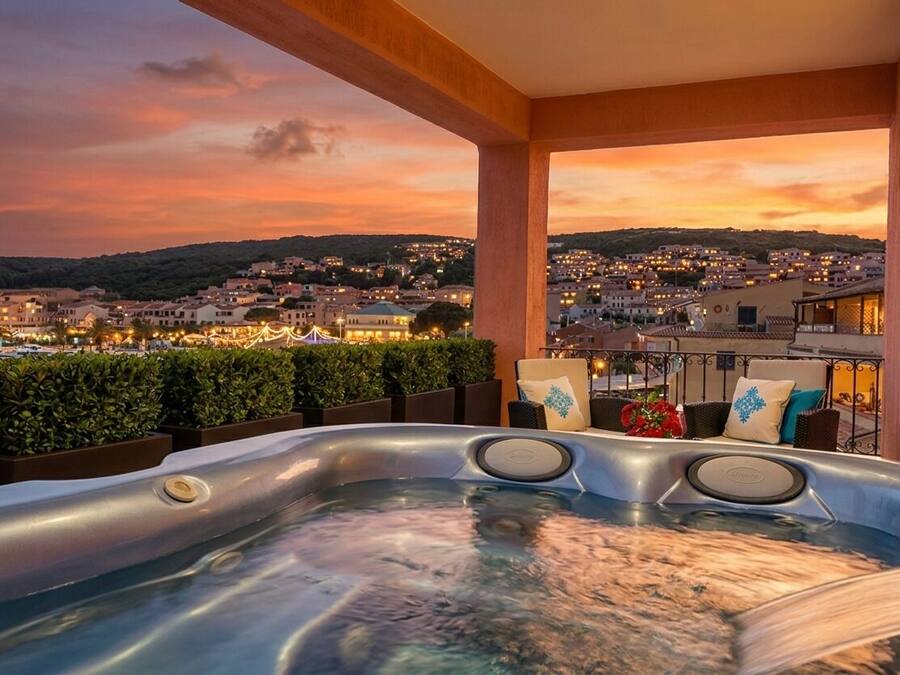 Minibar, in-room safe, individually decorated, individually furnished