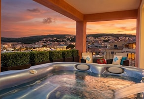 Suite Royal, 1 habitación, bañera de hidromasaje, vistas al mar | Minibar, caja fuerte, decoración individual y mobiliario individual