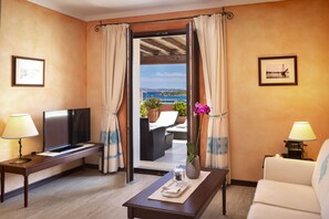 Minibar, caja de seguridad en la habitación y decoración personalizada 