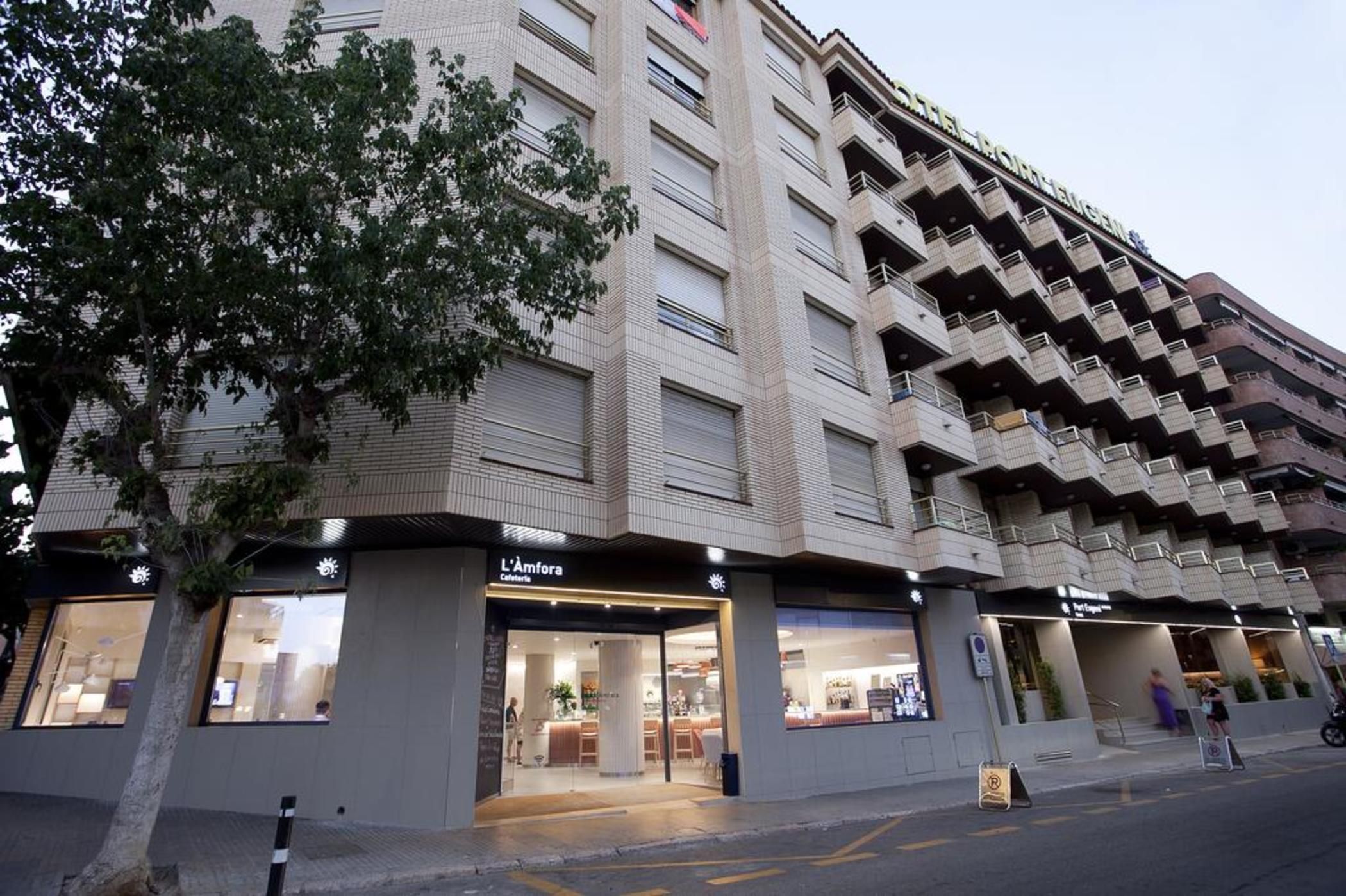 Un hotel de varios pisos con fachada moderna, que cuenta con balcones en los pisos superiores.