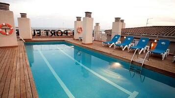 Alberca techada y alberca al aire libre