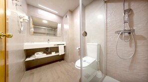 A modern bathroom with a glass-enclosed shower, a toilet, and a vanity with a mirror and towel rack. - Port Eugeni (Cambrils)