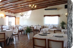 Breakfast, lunch, dinner served; Regional cuisine 