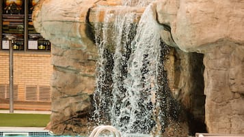 2 Außenpools, Liegestühle, Rettungsschwimmer vor Ort