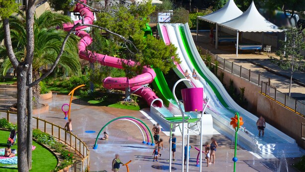 Parque acuático con múltiples toboganes y zonas de juegos de agua.