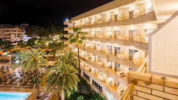 Voorkant accommodatie - avond/nacht