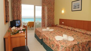 Minibar, in-room safe, cots/infant beds, rollaway beds - Natura Park (El Vendrell)