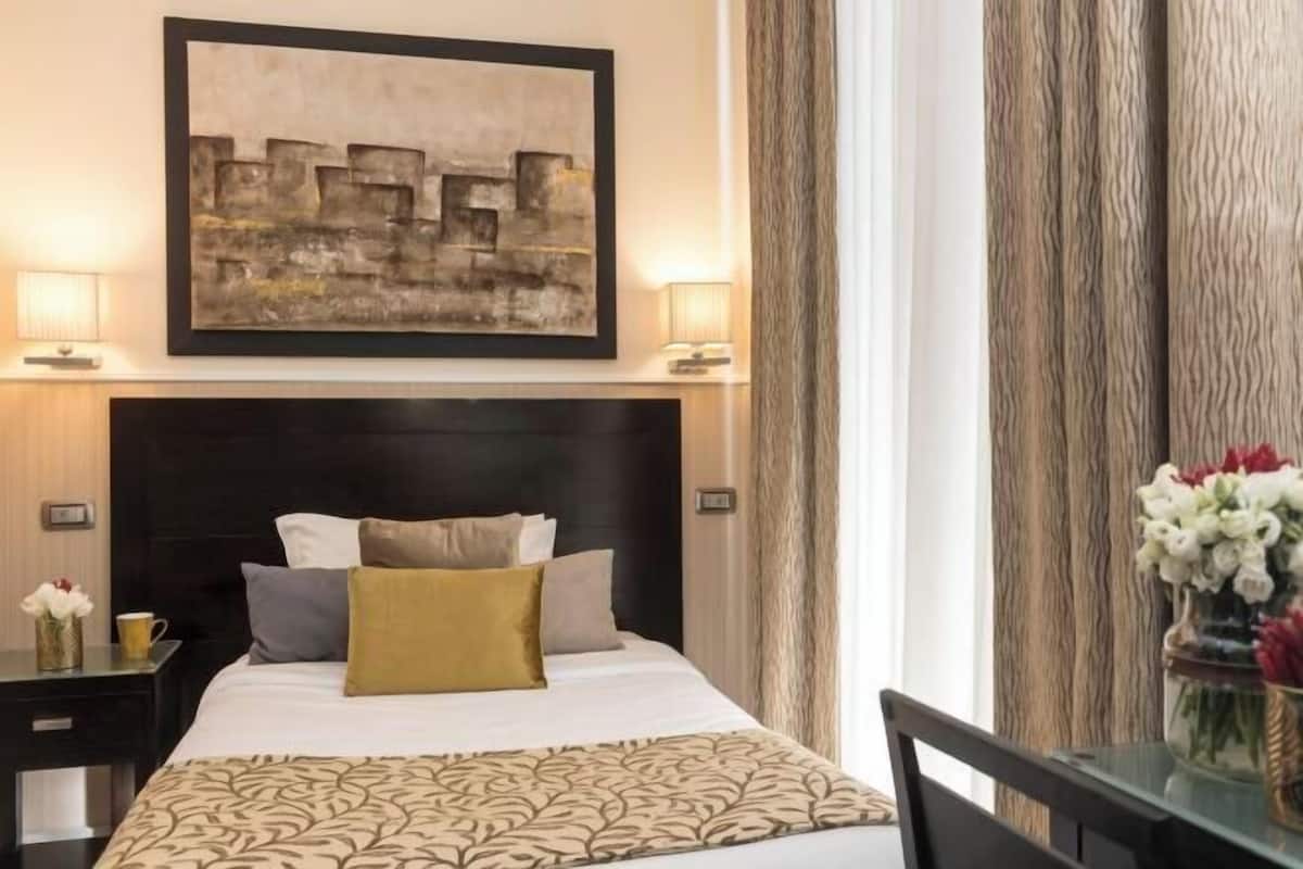 In-room safe, desk, soundproofing, WiFi (free)