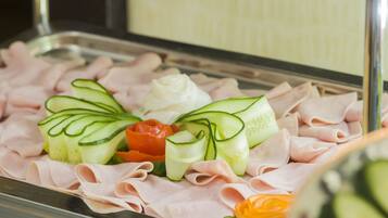 Desayuno a la carta diario (EUR 9 por persona)