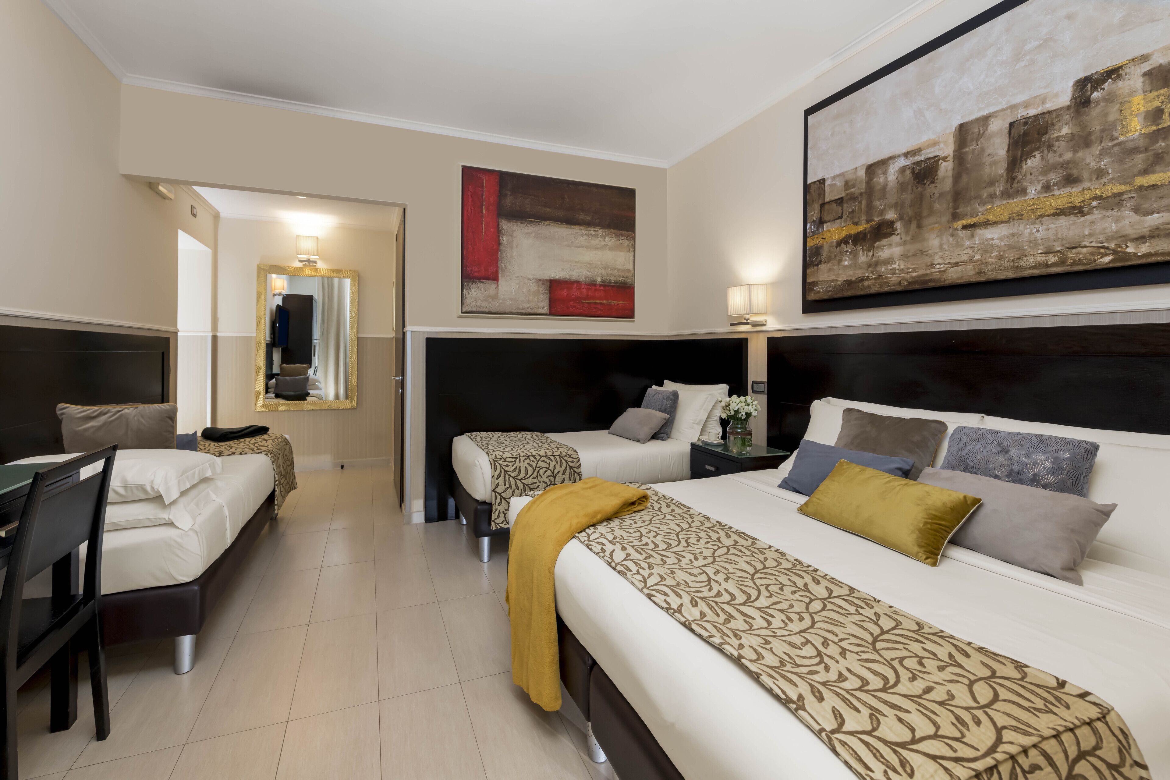 Una cassaforte in camera, una scrivania, insonorizzazione