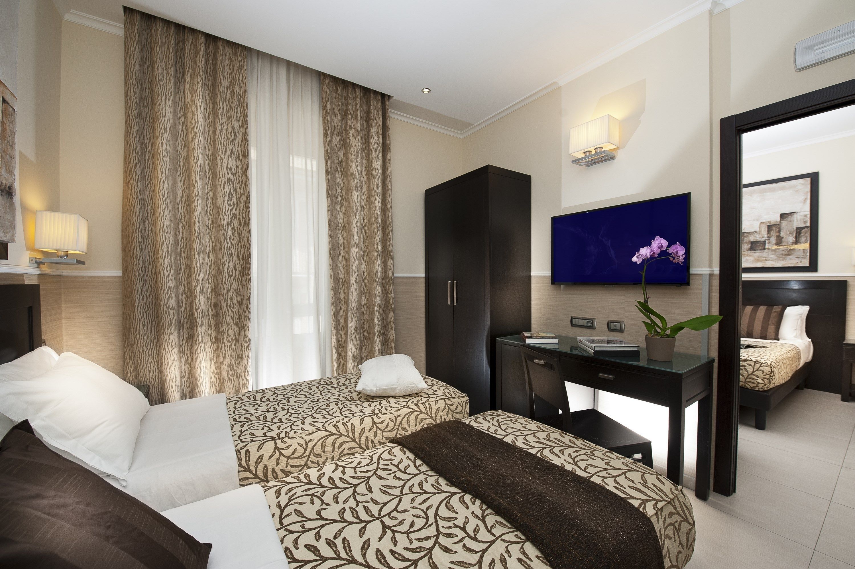 quadruple room | in-room safe, desk, soundproofing, free wifi