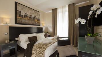 1 habitación, caja de seguridad en la habitación y escritorio