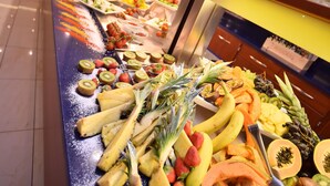 Un buffet proposant une grande variété de fruits et de légumes.