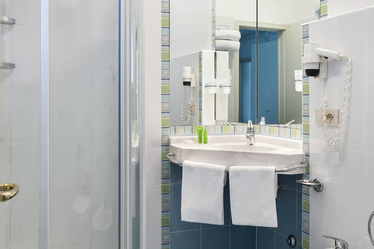 double or twin room, 1 double bed | bathroom | shower, free toiletries, hair dryer, bidet