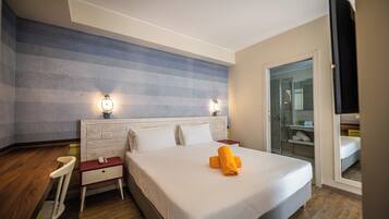 Hypo-allergenic bedding, minibar, in-room safe, desk