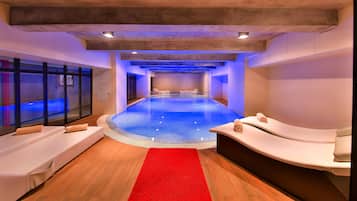 Piscine couverte, chaises longues