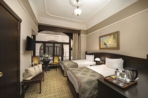 Guest Room, King Bed, Atrium View | ミニバー、セーフティボックス (室内)、デスク、遮光カーテン