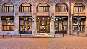 Exterior del Legacy Ottoman Hotel, con ventanas de arco y una fachada clásica.