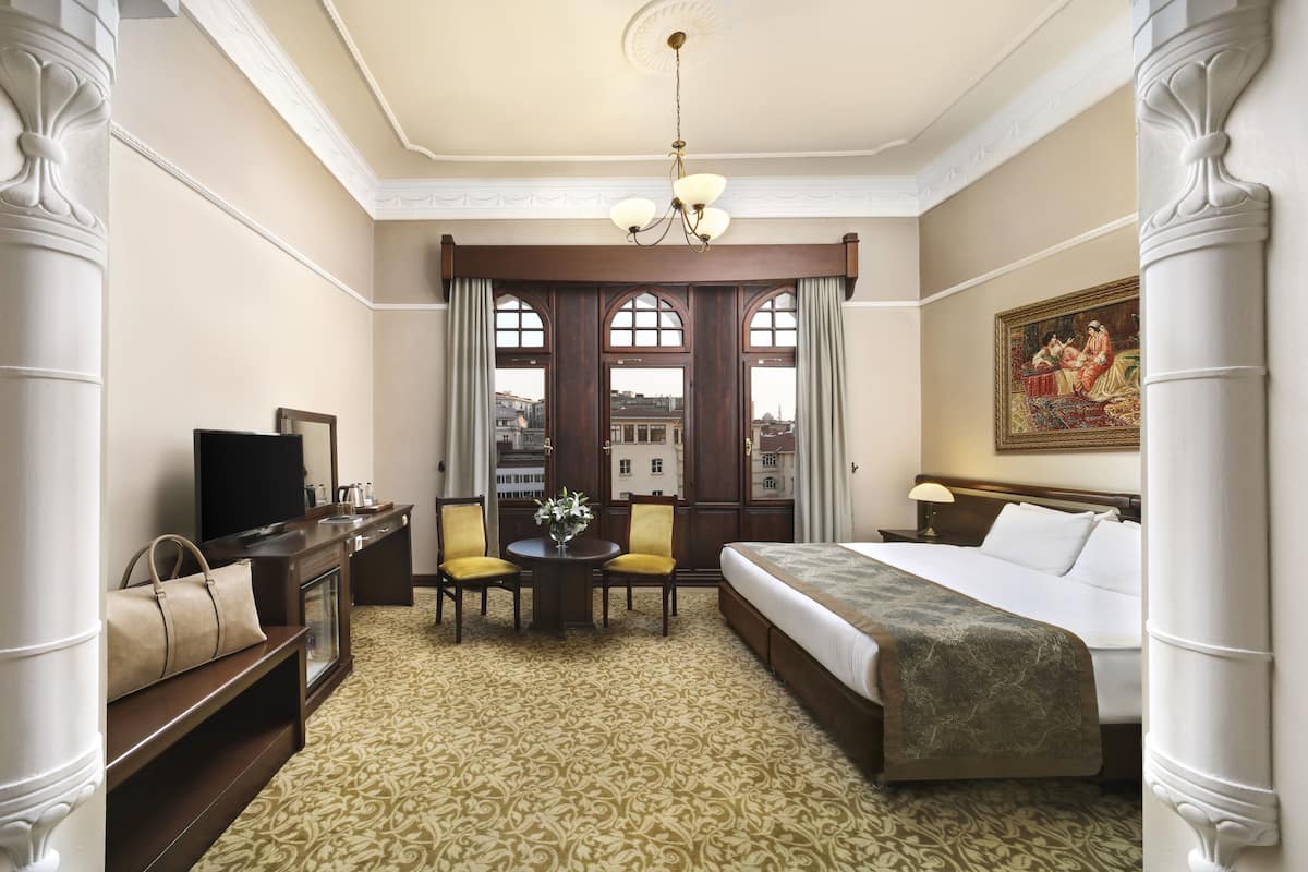 Deluxe Room, King Bed, City View | 1 bedroom, minibar, in-room safe, desk