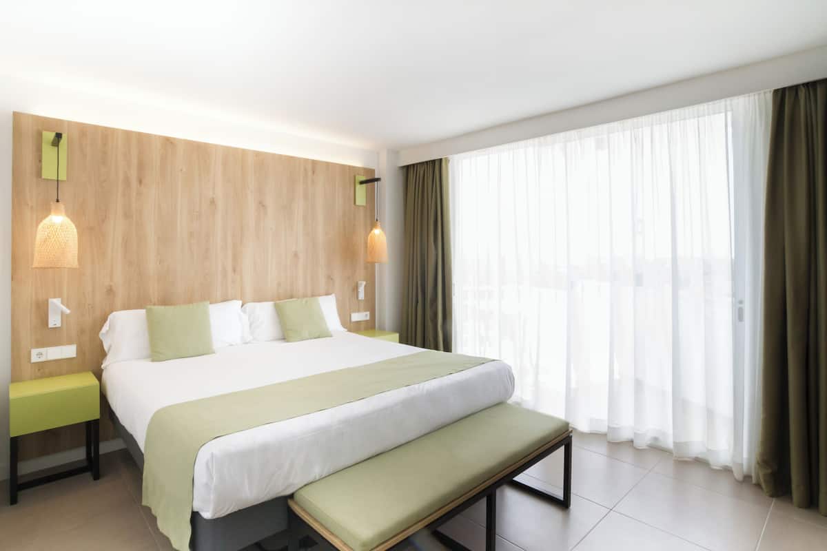 2 slaapkamers, een minibar, een kluis op de kamer, een bureau