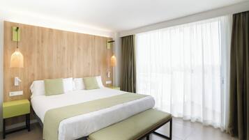 Minibar, coffres-forts dans les chambres, bureau