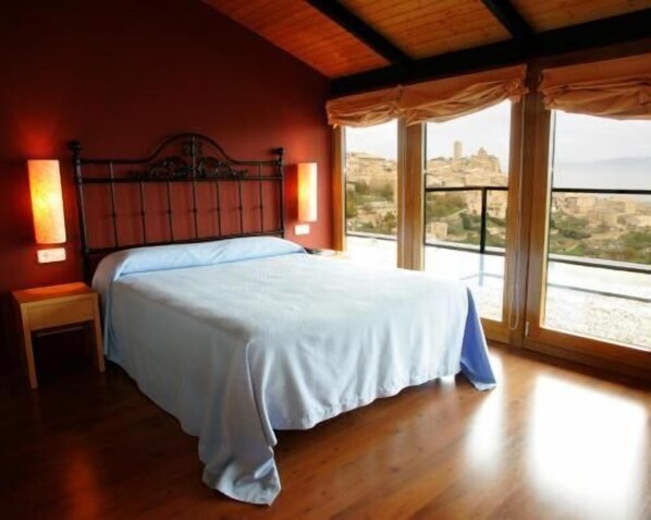 مكتب وتجهيزات عازلة للصوت وملاءات أسرّة وتسهيلات لدخول الكراسي المتحركة