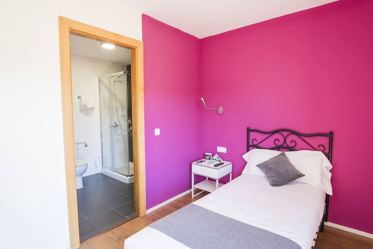 Schreibtisch, schallisolierte Zimmer, Bettwäsche