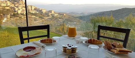 Bữa sáng kiểu Âu hàng ngày (12 EUR/mỗi người)