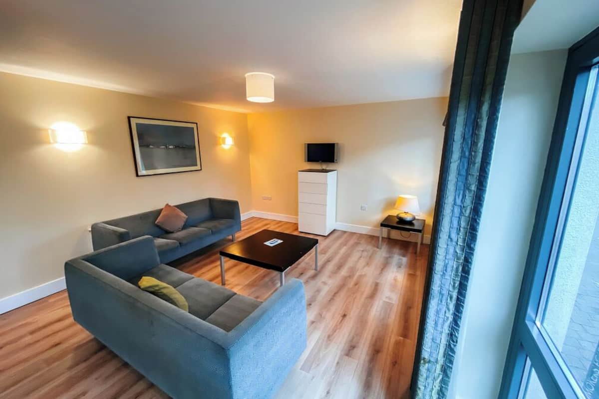 Two-Bedroom Apartment (Stairs Access Only) | Banheiro | Produtos de toalete grátis, toalhas de banho