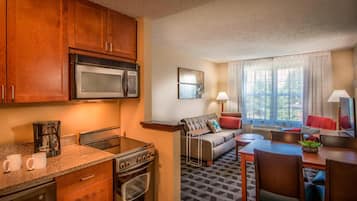 Full-sized fridge, microwave, stovetop, dishwasher