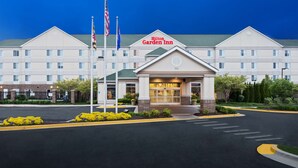 A Hilton Garden Inn with a large building and a smaller entrance building. - Hilton Garden Inn Annapolis (Annapolis)