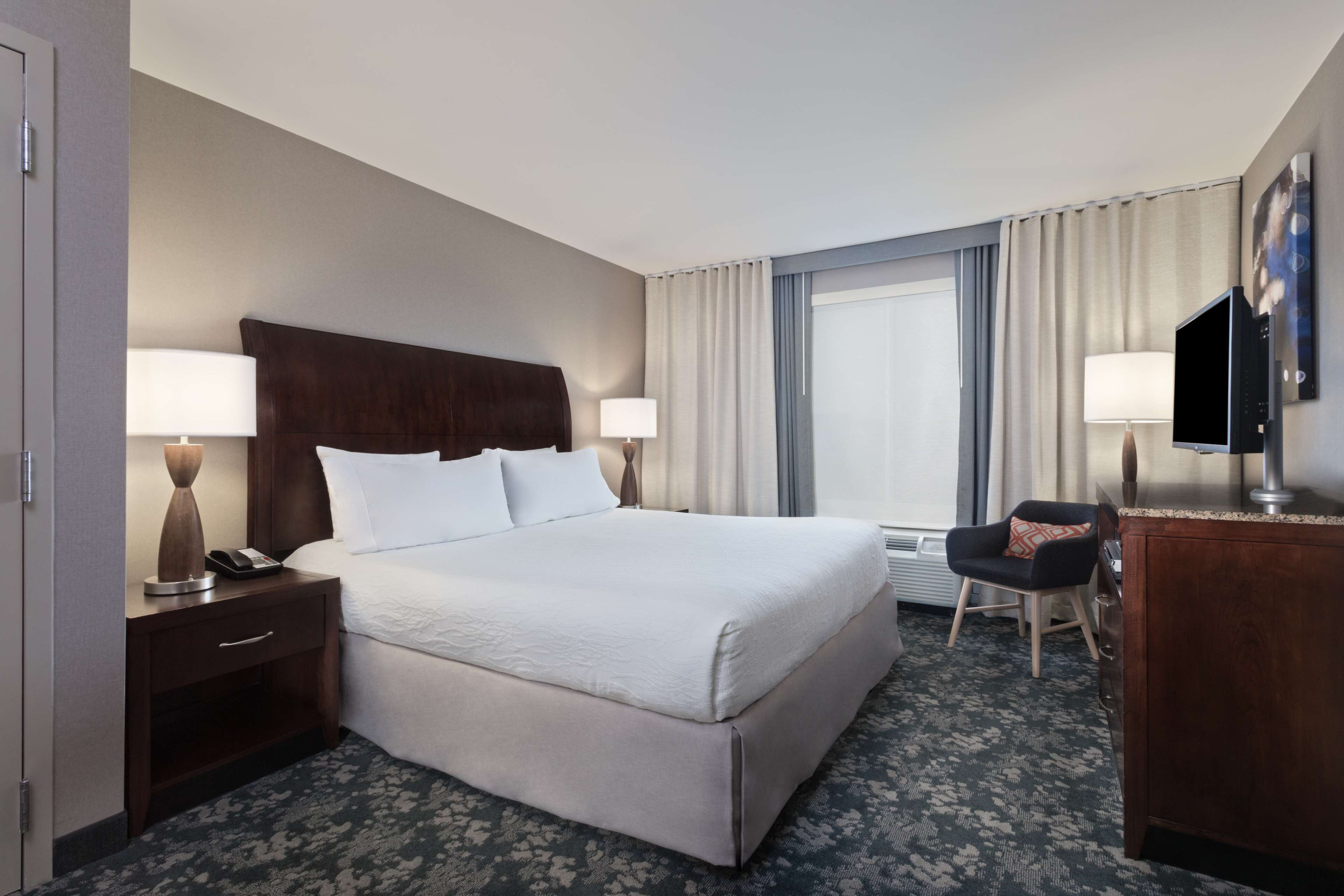 suite, 1 bedroom, jetted tub (1 king bed) | hypo-allergenic bedding, in-room safe, desk, iron/ironing board