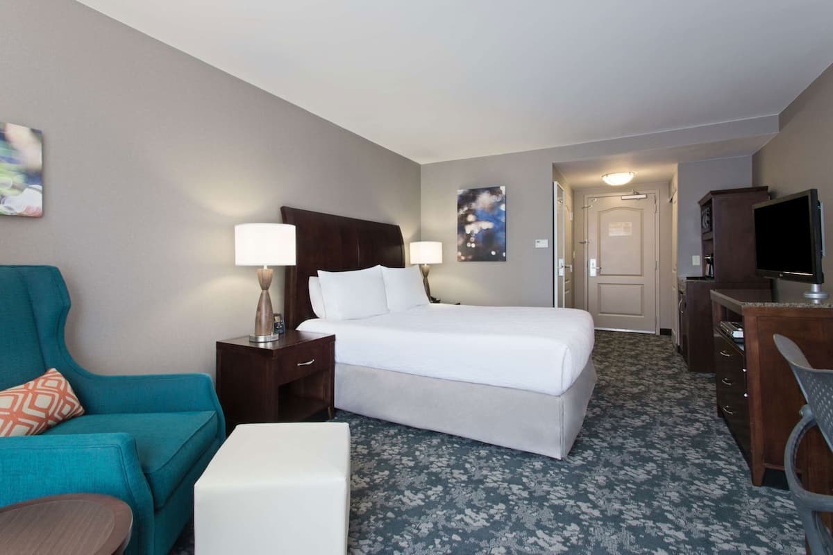 Hypo-allergenic bedding, down comforters, in-room safe, desk