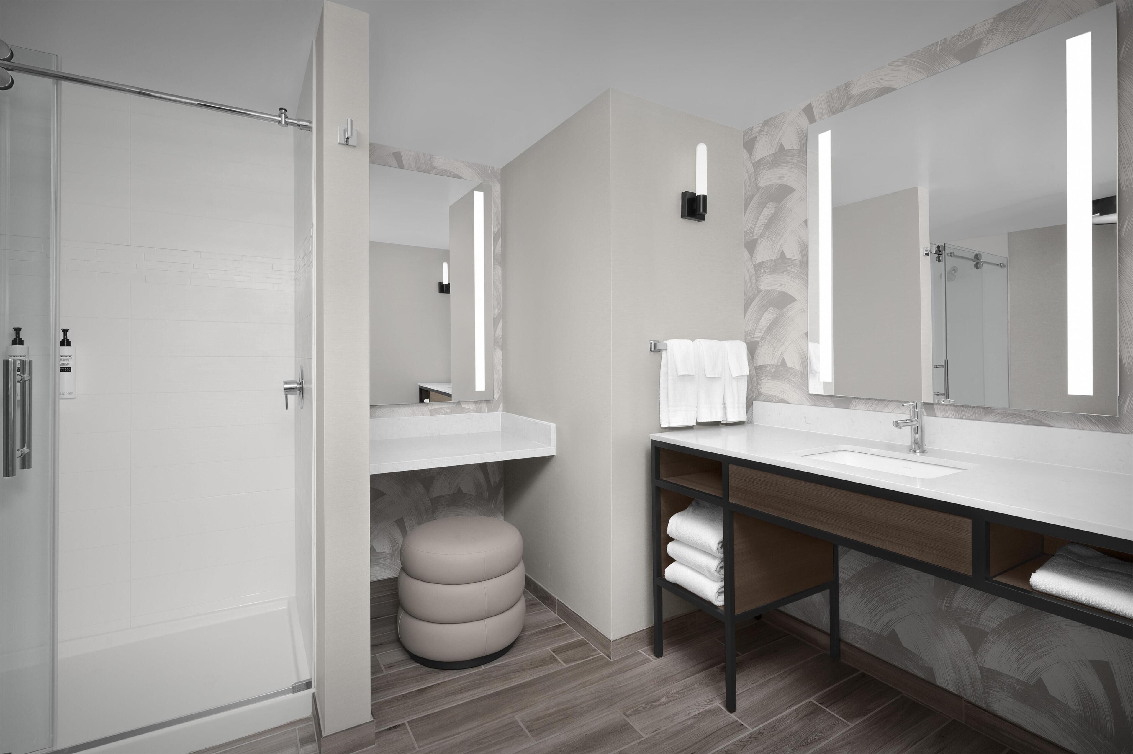 Suite, 1 kamar tidur, jet tub (1 King Bed) | Kamar mandi | Perlengkapan mandi gratis, pengering rambut, handuk, dan sabun