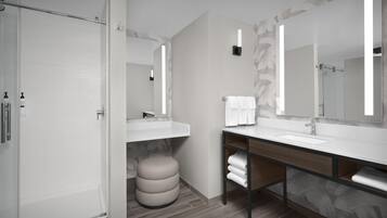 Suite, 1 camera da letto, idromassaggio (1 King Bed) | Bagno | Set di cortesia gratuito, asciugacapelli, asciugamani, sapone