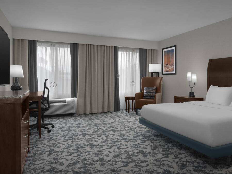 Hypo-allergenic bedding, down duvets, in-room safe, desk