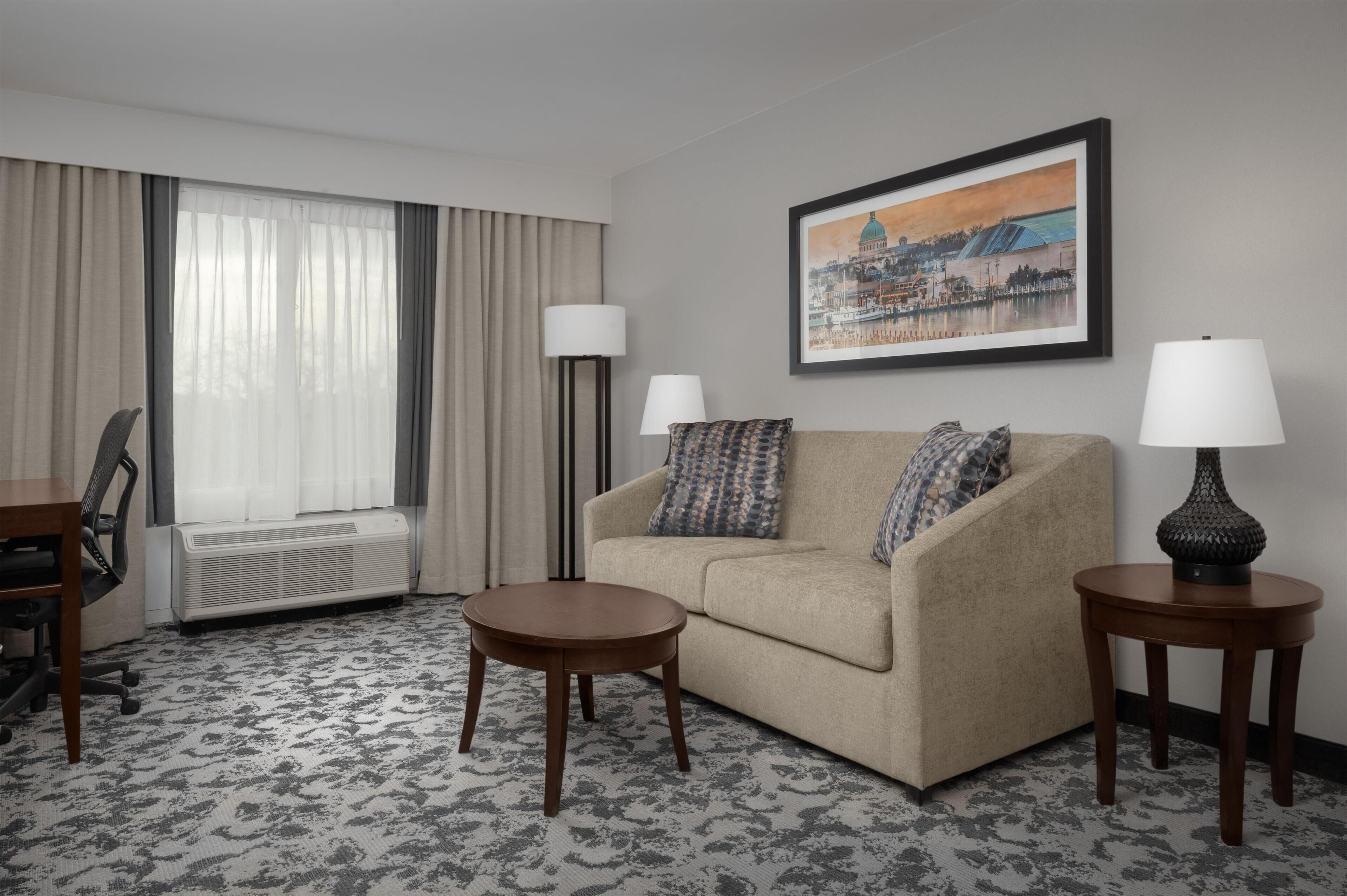 Suite, 1 kamar tidur, jet tub (1 King Bed) | Area keluarga | Televisi LCD 26-inci dengan saluran TV premium, TV, dan pemutar DVD